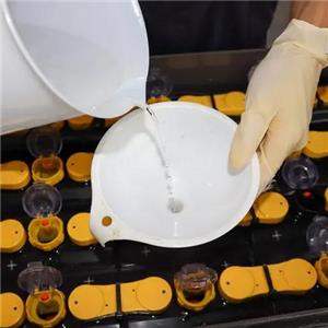 Como encher a água na bateria da empilhadeira